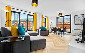 2 Bed Apt W/Parking - City Centre ✘ Private Rooftop Terrace → Close To Brindley Place, Broad St, Utilita Arena Birmingham, Legoland, Sea Life Centre Birmingham, Symphony Hall